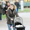 Michelle Hunziker, ses filles Sole et Aurora, en promenade dans un parc de Milan le 5 mars 2014.