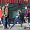Mark Ruffalo fait du skateboard avec sa femme Sunrise Coigney et leurs enfants Keen, Bella et Odette à New York, le 9 mars 2014.