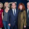 Aurélie Filippetti, Caroline Sihol, Sandrine Kiberlain, François Hollande, Sabine Azéma et André Dussollier lors de l'hommage à Alain Resnais à l'avant première de son film Aimer, boire et chanter à Paris le 10 mars 2014.
