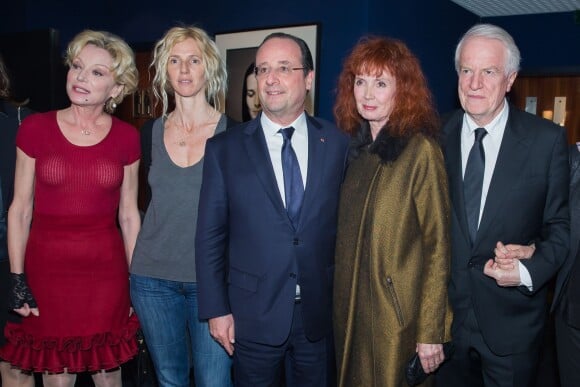 Aurélie Filippetti, Caroline Sihol, Sandrine Kiberlain, François Hollande, Sabine Azéma et André Dussollier lors de l'hommage à Alain Resnais à l'avant première de son film Aimer, boire et chanter à Paris le 10 mars 2014.