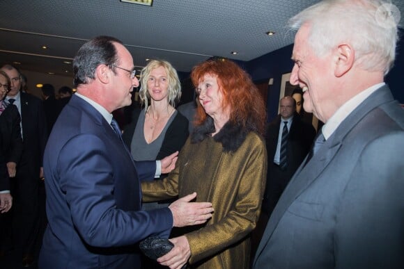 François Hollande, Sandrine Kiberlain, Sabine Azéma et André Dussollier lors de l'hommage à Alain Resnais à l'avant première de son film Aimer, boire et chanter à Paris le 10 mars 2014.