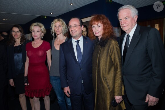 Aurélie Filippetti, Caroline Sihol, Sandrine Kiberlain, François Hollande, Sabine Azéma et André Dussollier lors de l'hommage à Alain Resnais à l'avant première de son film Aimer, boire et chanter à Paris le 10 mars 2014.