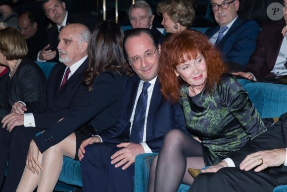 François Hollande, Sabine Azéma lors de l'hommage à Alain Resnais à l'avant première de son film Aimer, boire et chanter à Paris le 10 mars 2014.