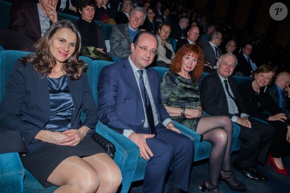 Aurélie Filippetti, François Hollande, Sabine Azéma, Jean-Marc Ayrault et sa femme Brigitte lors de l'hommage à Alain Resnais à l'avant première de son film Aimer, boire et chanter à Paris le 10 mars 2014.