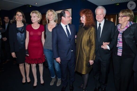 Aurélie Filippetti, Caroline Sihol, Sandrine Kiberlain, François Hollande, Sabine Azéma et André Dussollier lors de l'hommage à Alain Resnais à l'avant première de son film Aimer, boire et chanter à Paris le 10 mars 2014.