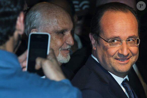 François Hollande arrive avec Jean-Louis Livi à l'avant première du film Aimer, boire et chanter à Paris le 10 mars 2014.