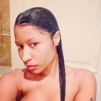 Nicki Minaj : Topless et au naturel, elle fait une croix sur ses perruques
