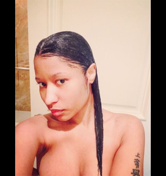 Nicki Minaj, naturelle et topless dans sa douche.