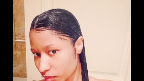 Nicki Minaj : Topless et au naturel, elle fait une croix sur ses perruques