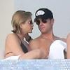 Justin Theroux fait un bisou sur la joue à sa fiancée Jennifer Aniston lors de leurs vacances à Cabo San Lucas, le 29 décembre 2013.