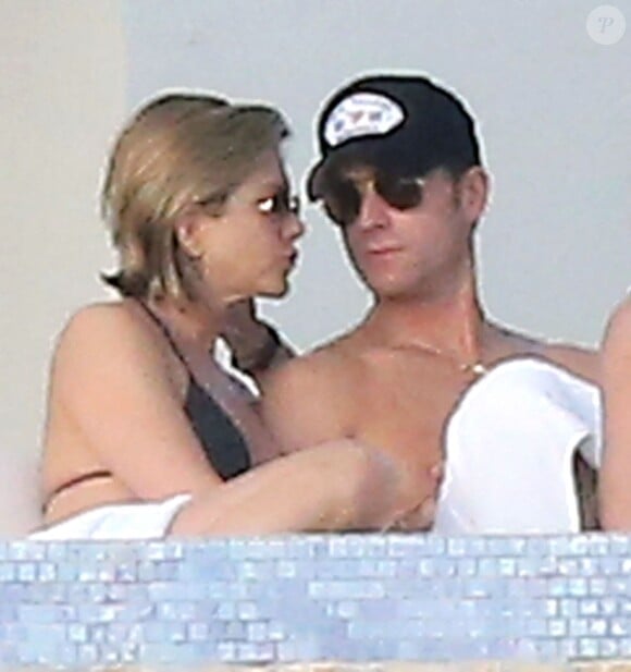 Justin Theroux fait un bisou sur la joue à sa fiancée Jennifer Aniston lors de leurs vacances à Cabo San Lucas, le 29 décembre 2013.