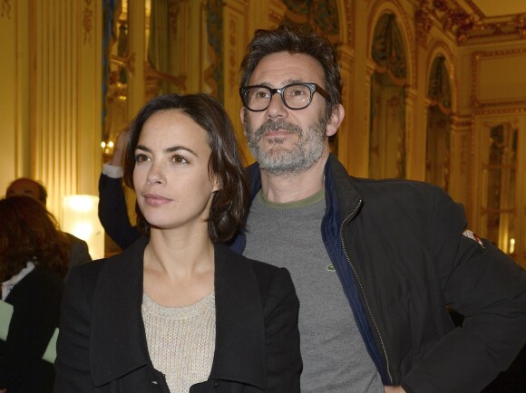 Michel Hazanavicius et sa compagne Bérénice Bejo lorsque le cinéaste iranien, Asghar Farhadi a été décoré Officier de l'ordre des Arts et des Lettres au ministère de la Culture à Paris le 27 février 2014