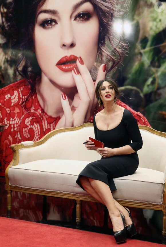 Monica Bellucci, sublime égérie beauté de Dolce & Gabbana pour inaugurer la nouvelle boutique des créateurs italiens au centre commercial TsUM. Moscou, le 12 mars 2014.