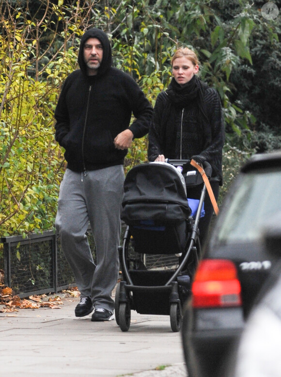 David Walliams et sa femme Lara Stone promènent leur fils à Londres le 3 décembre 2013.