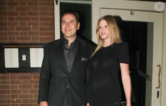 David Walliams et sa femme Lara Stone, enceinte, quittent le restaurant "La Petite Maison" à Londres, le 29 janvier 2013.