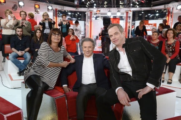 Françoise Coquet, Michel Drucker et Garou lors de l'enregistrement de l'émission "Vivement Dimanche" à Paris le 12 mars 2014. L'émission sera diffusée le 16 mars.