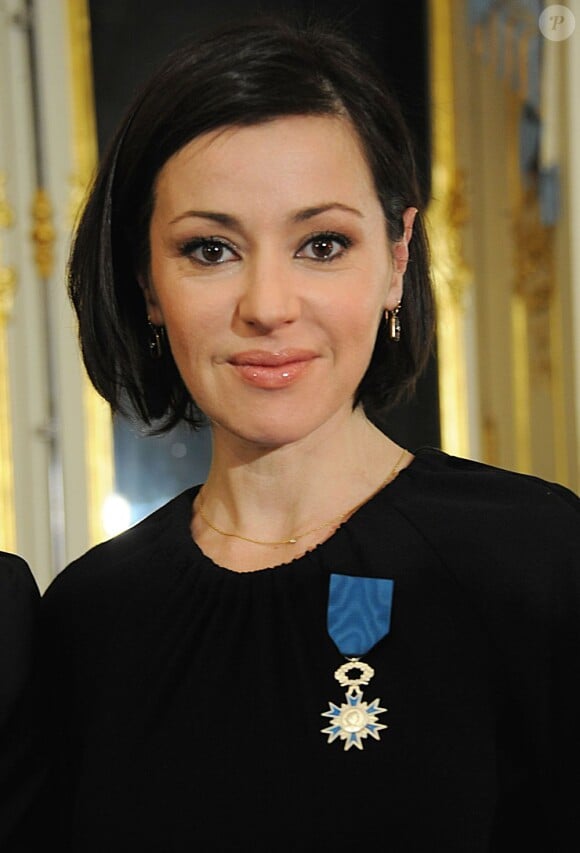 La chanteuse Tina Arena a été décorée Officier sans l'ordre national des Arts et des Lettres par le ministre de la culture Frédéric Mitterrand à Paris, le 15 décembre 2011.