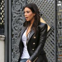 Kim Kardashian : Chic et sérieuse à Los Angeles tandis que ses soeurs se lâchent