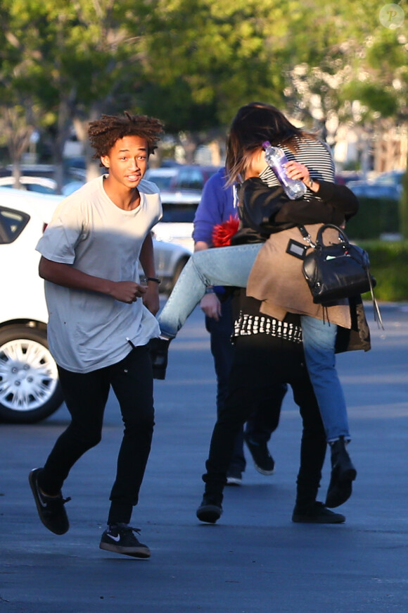 Kendall et Kylie Jenner dans les rues de Calabasas à Los Angeles avec Jaden Smith, le 13 mars 2014.