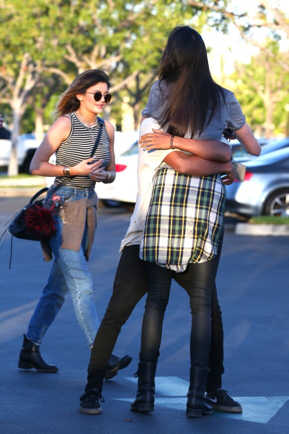 Kendall et Kylie Jenner dans les rues de Los Angeles avec Jaden Smith, le 13 mars 2014.