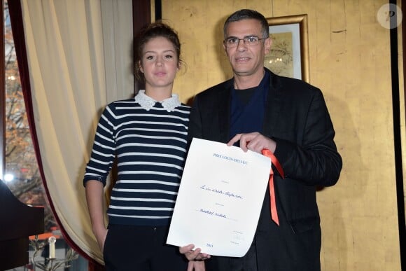 Abdellatif Kechiche et Adèle Exarchopoulos lors de la remise du prix Louis-Delluc à Paris le 17 décembre 2013