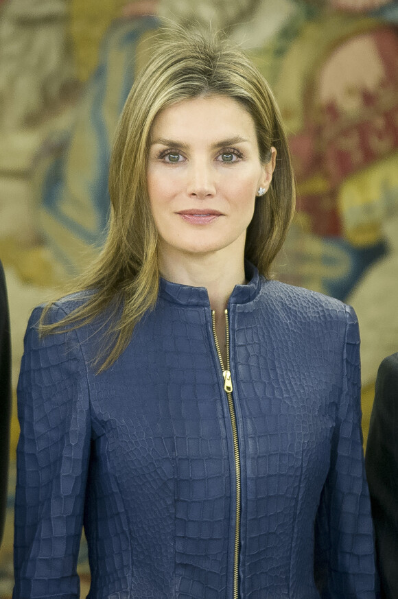 Letizia d'Espagne reçoit des journalistes de la version espagnole de Vogue, au Palais de la Zarzuela, à Madrid, le 14 mars 2014.