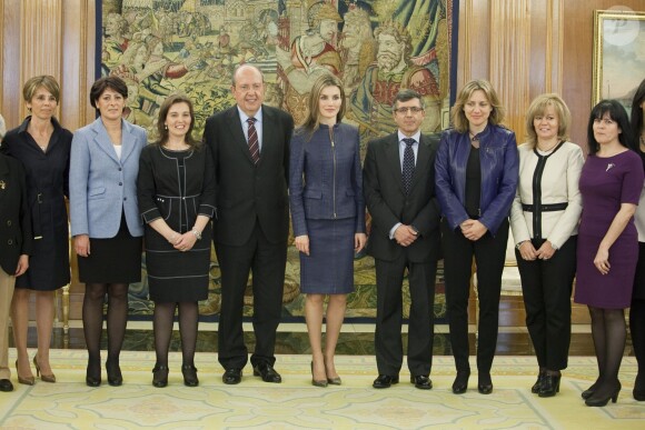 Letizia d'Espagne reçoit des membres de la version espagnole de Vogue, au Palais de la Zarzuela, à Madrid, le 14 mars 2014.