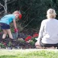 Exclusif - Jamie Lynn Spears, son fiancé Jamie Watson et sa fille Maddie Aldridge plantent des fleurs pour leur jardin à Kentwood, en Louisiane, le 9 mars 2014.