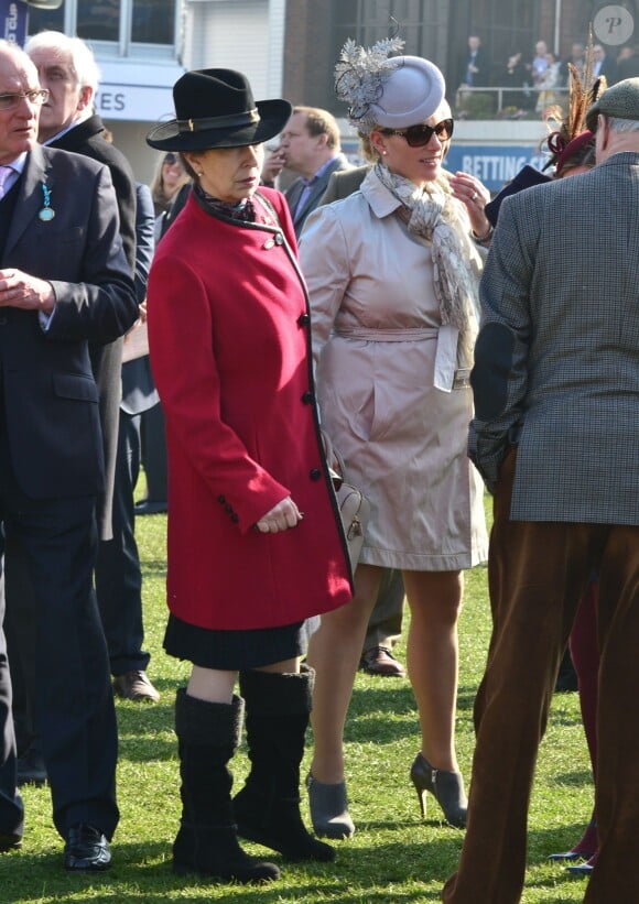 La princesse Anne et sa fille Zara Phillips assiste au 4e jour du Gold Cup Day dans le cadre du Cheltenham Festival à Chestelham, le 14 mars 2014.