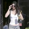 Kendall Jenner quitte un Starbucks au complexe commercial The Commons. Calabasas, Los Angeles, le 16 mars 2014.