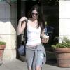 Kendall Jenner quitte un Starbucks au complexe commercial The Commons. Calabasas, Los Angeles, le 16 mars 2014.