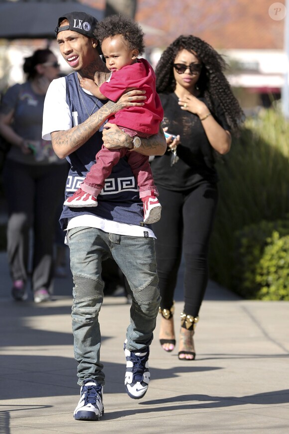 Le rappeur Tyga, sa compagne Blac Chyna et leur fils King Cairo, de sortie à The Commons. Calabasas, Los Angeles, le 16 mars 2014.