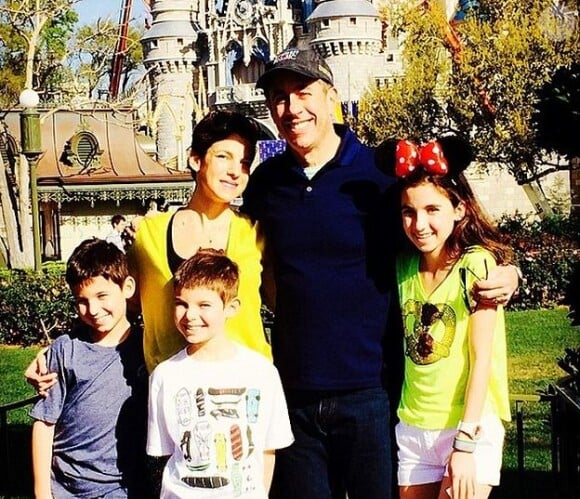 Jerry Seinfeld avec sa femme Jessica et leurs trois enfants à Disney World Resort, à Orlando en Floride, le 16 mars 2014.
