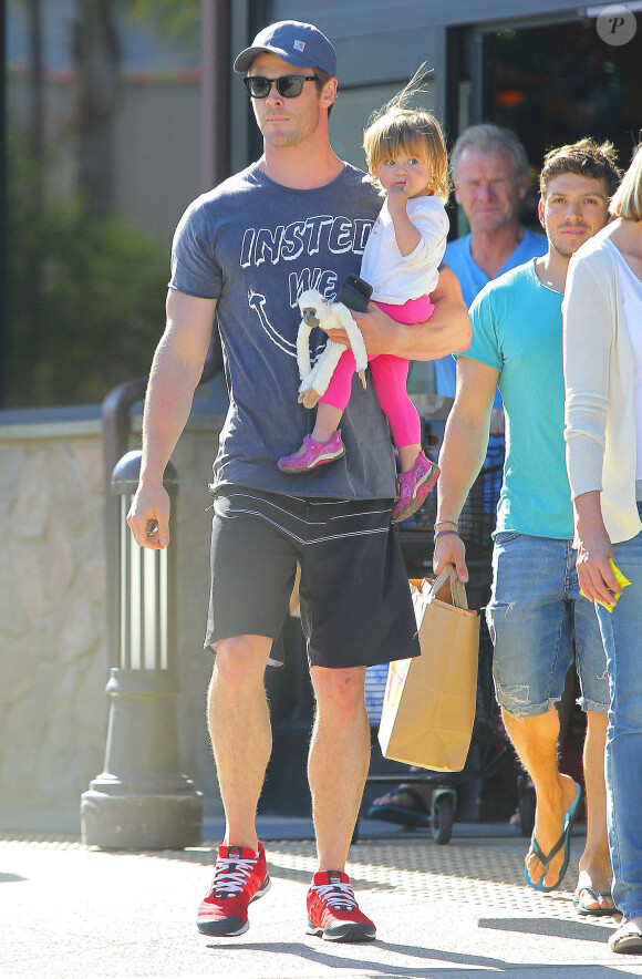 Exclusif - Chris Hemsworth avec sa fille India à Malibu, le 15 mars 2014.