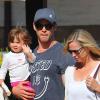 Exclusif - Chris Hemsworth dans les rues de Malibu avec sa fille India, le 15 mars 2014.
