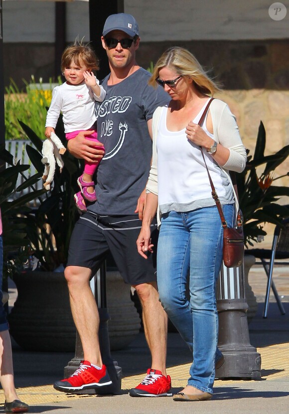 Exclusif - Chris Hemsworth dans les rues de Malibu avec sa fille India, le 15 mars 2014.