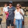 Exclusif - Chris Hemsworth avec sa fille India dans les rues de Malibu, le 15 mars 2014.