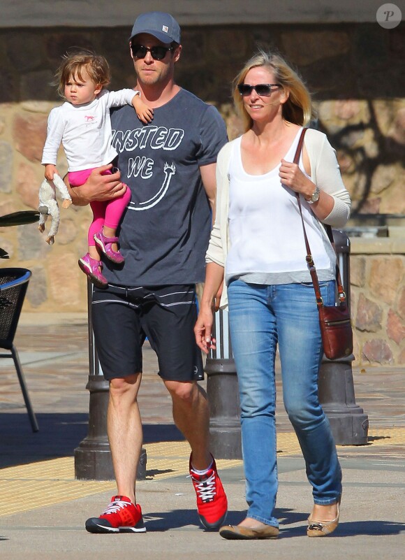 Exclusif - Chris Hemsworth avec sa fille India dans les rues de Malibu, le 15 mars 2014.