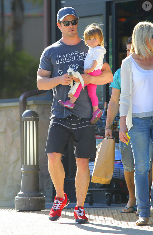 Exclusif - L'acteur Chris Hemsworth fait du shopping avec sa fille India à Malibu, le 15 mars 2014.