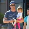 Exclusif - Chris Hemsworth fait du shopping avec sa fille India à Malibu, le 15 mars 2014.