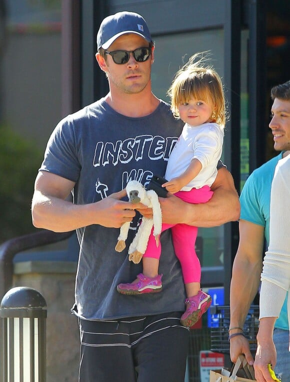 Exclusif - Chris Hemsworth fait du shopping avec sa fille India à Malibu, le 15 mars 2014.