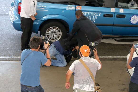 L'incident entre Kanye West et le paparazzi Daniel Ramos a eu lieu à l'aéroport de Los Angeles, le 19 juillet 2013.