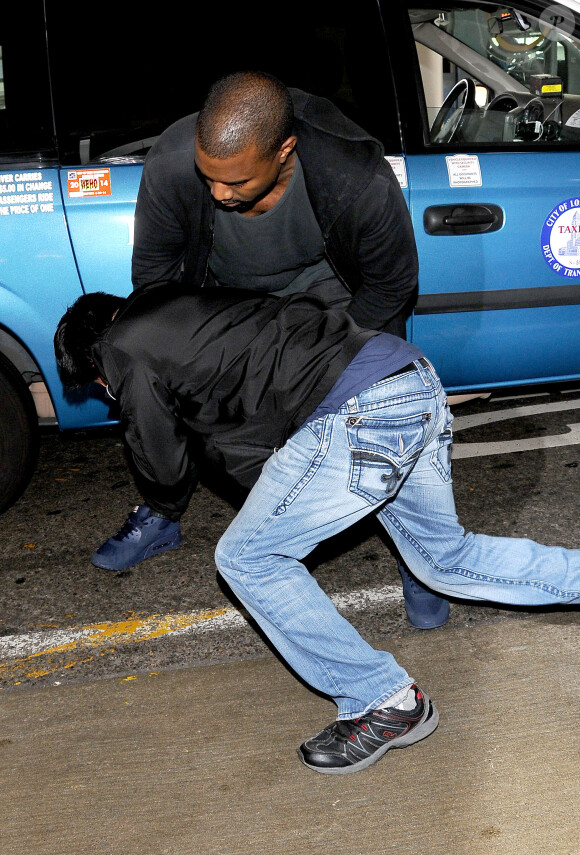 L'incident entre Kanye West et le paparazzi Daniel Ramos a eu lieu à l'aéroport de Los Angeles, le 19 juillet 2013.
