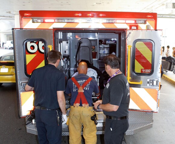 Le photographe Daniel Ramos, emmené par les urgences à l'aéroport de Los Angeles, le 19 juillet 2013.