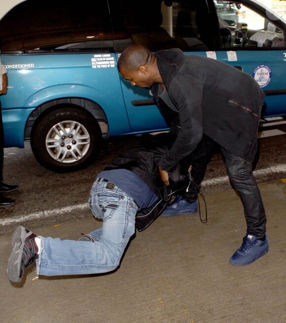 L'incident entre Kanye West et le paparazzi Daniel Ramos a eu lieu à l'aéroport de Los Angeles, le 19 juillet 2013.