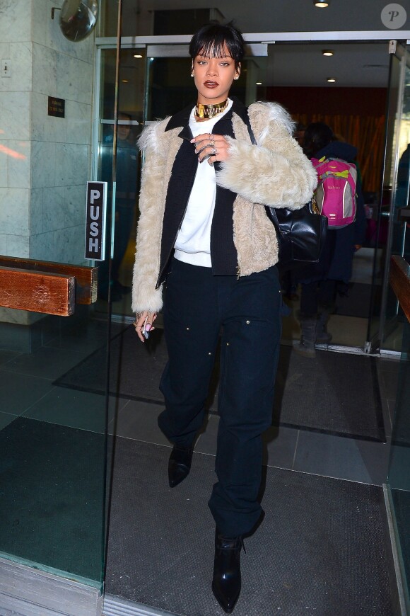 Rihanna quitte le cabinet de son dentiste. New York, le 18 mars 2014.