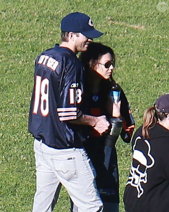 Exclusif - Mila Kunis et son petit-ami Ashton Kutcher dans un parc à Los Angeles, le 1er décembre 2013