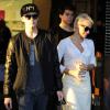 Pamela Anderson va faire du shopping avec ses enfants Brandon et Dylan Lee chez Barneys New York à Beverly Hills, le 5 février 2014.