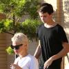 Pamela Anderson va faire du shopping avec ses enfants Brandon et Dylan Lee chez Barneys New York à Beverly Hills, le 5 février 2014.