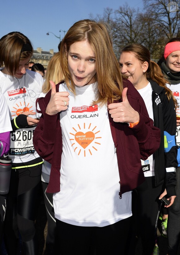 Natalia Vodianova, enceinte, participe au Semi-Marathon de Paris pour sa Naked Heat Foundation. Le 2 mars 2014.